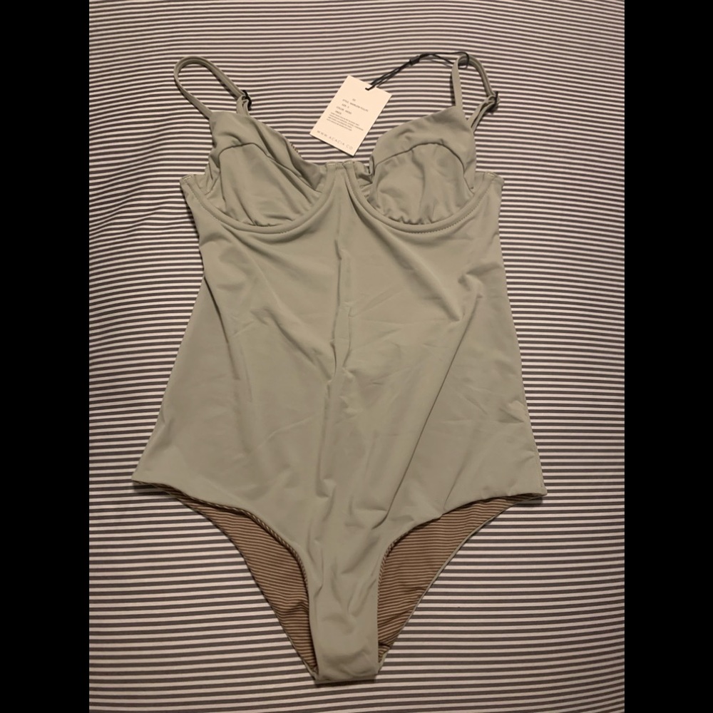 NWT Acacia Marlow in Moss